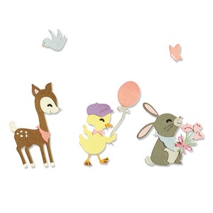 Op de afbeelding: Een set van vijf papieren uitsnijdingen met een hert, een kuiken met een paarse hoed, een konijn dat roze bloemen vasthoudt, een blauwe vogel en een roze ballon.