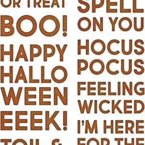 Puede incluir: Un conjunto de 10 frases de temática de Halloween en una fuente marrón texturizada sobre un fondo blanco. Las frases incluyen "Trick or Treat", "Boo", "Happy Hallo Ween", "Eek", "Toil & Trouble", "I Put A Spell On You", "Hocus Pocus", "Feeling Wicked", "I'm Here For The Candy".