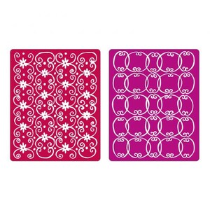 Peut inclure: Deux pochoirs décoratifs avec des motifs blancs complexes sur un fond rose et magenta. Le premier pochoir présente un motif répétitif de volutes et de fleurs. Le deuxième pochoir présente un motif répétitif de cercles et de volutes.