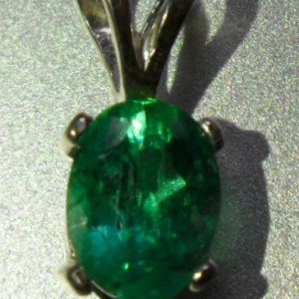 Colombian Emerald pendant 1.1ct oval faceted vvs  natural no treatment