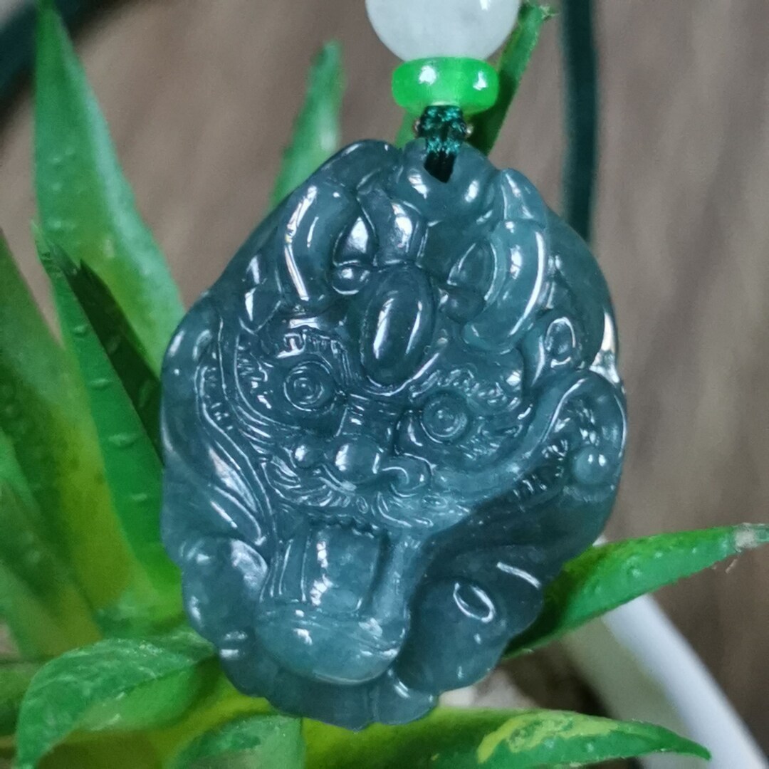 ビルマ産翡翠ドラゴンペンダント：グレードA認定のアイシーブルー翡翠