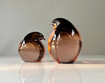 Signed Pino Signoretto penguins pair in clear glass with peach and burgundy sommerso glass
