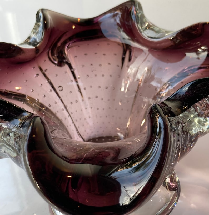 Murano handblown bullicante flower-shaped bowl in amethyst and clear glass image 6