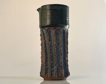 Hand thrown pottery vase / beaker by Tom McMillin with expressive pattern