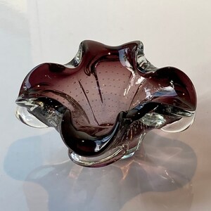 Murano handblown bullicante flower-shaped bowl in amethyst and clear glass image 2