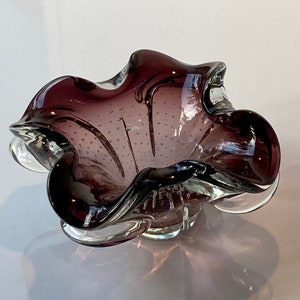 Murano handblown bullicante flower-shaped bowl in amethyst and clear glass image 3
