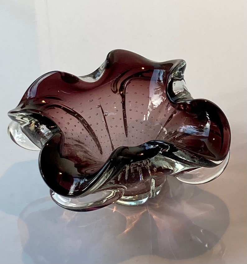 Murano handblown bullicante flower-shaped bowl in amethyst and clear glass image 3