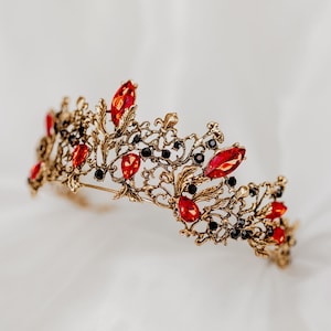Diadème d'Esmée en faux rubis rouge - Fleur de lys or antique, mariage gothique