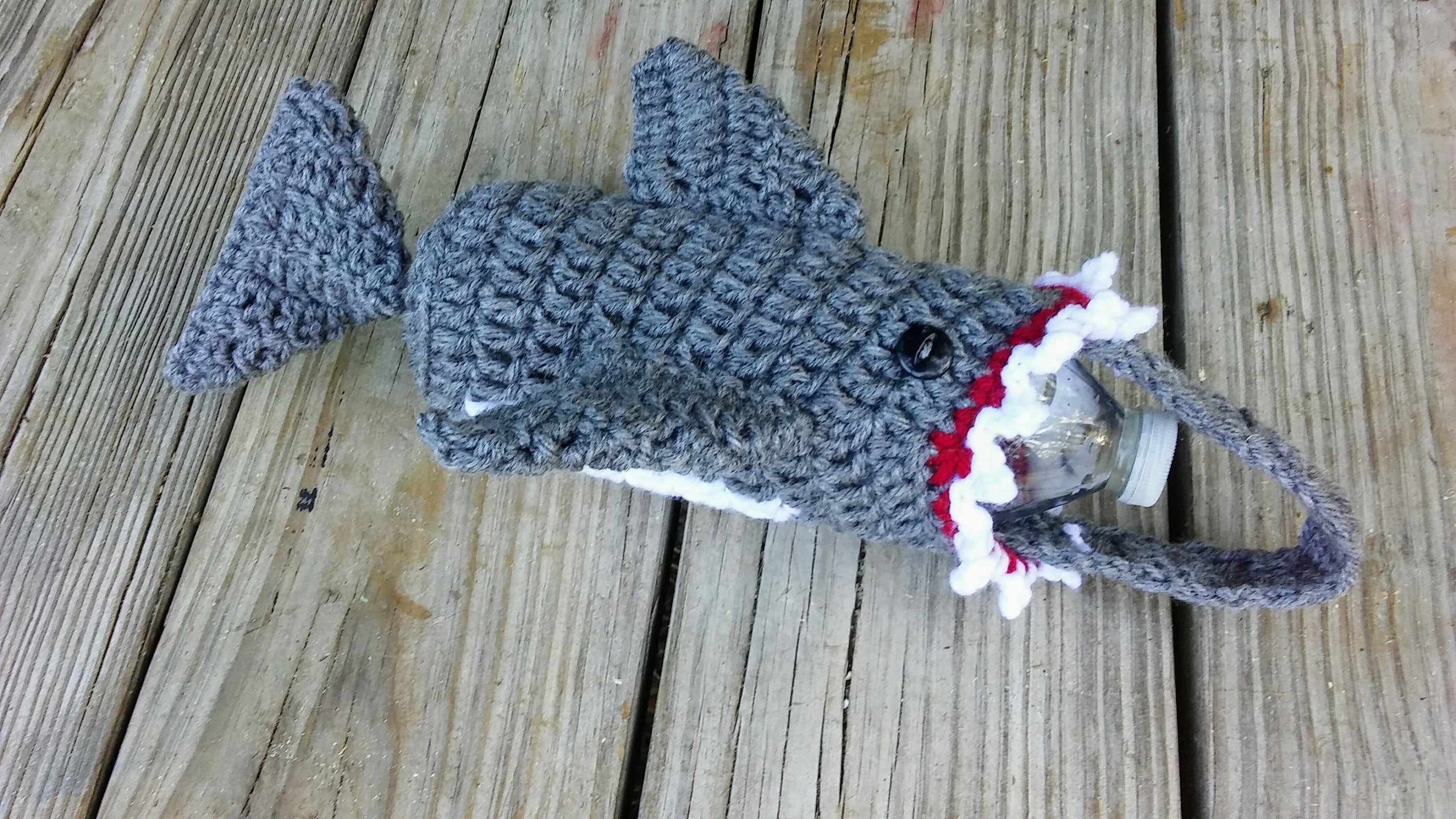 サメのウォーターボトルホルダー、かぎ針編みの PDF パターン