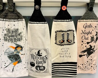 Puede incluir: Cuatro paños de cocina colgantes con la parte superior de ganchillo. Los paños presentan diseños temáticos de Halloween, incluyendo brujas, texto que dice "It's just a bunch of Hocus Pocus", "Witches Brew" y "Girls Night Out". Los paños son blancos, negros y rosas.