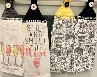 Puede incluir: Cuatro toallas de cocina de crochet colgadas de un estante. Las toallas tienen diferentes diseños. Una toalla tiene un tema de café en blanco y negro, otra tiene un tema de café en amarillo y blanco, otra tiene un tema de cóctel en blanco y negro y otra tiene un tema de rosa en blanco y negro con el texto "Stop and smell the rose".