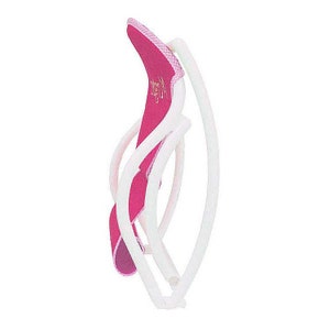 Pode incluir: Uma ferramenta de modelagem de cabelo de pl&aacute;stico rosa e branco com um design curvo. A ferramenta &eacute; usada para criar cachos ou ondas no cabelo.