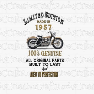 Op de afbeelding: Illustratie van een bruin motorfiets met de tekst "Limited Edition Made in 1957". De tekst hieronder luidt "100% Genuine, All Original Parts Built to Last, and Aged to Perfection."