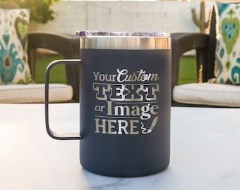 Taza de viaje personalizada grabada - Taza de café de 473 ml grabada / Añade logotipo, texto o diseño personalizado / Taza de café personalizada, Regalos para él, Diseño: PERSONALIZADO