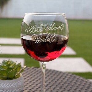 To the Best Mom in the World Etched Wine Glass Add Text to Back Gifts for Mom Red Wine Glass for Mom, Design: MD14 image 1
