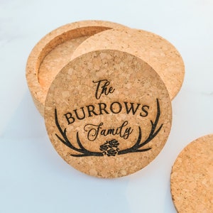 Conjunto de porta-copos personalizado - Conjunto de 4 porta-copos de cortiça gravados + suporte, presentes para a mãe, decoração de casa com chifres, decoração de casa para o feriado, design: FM7