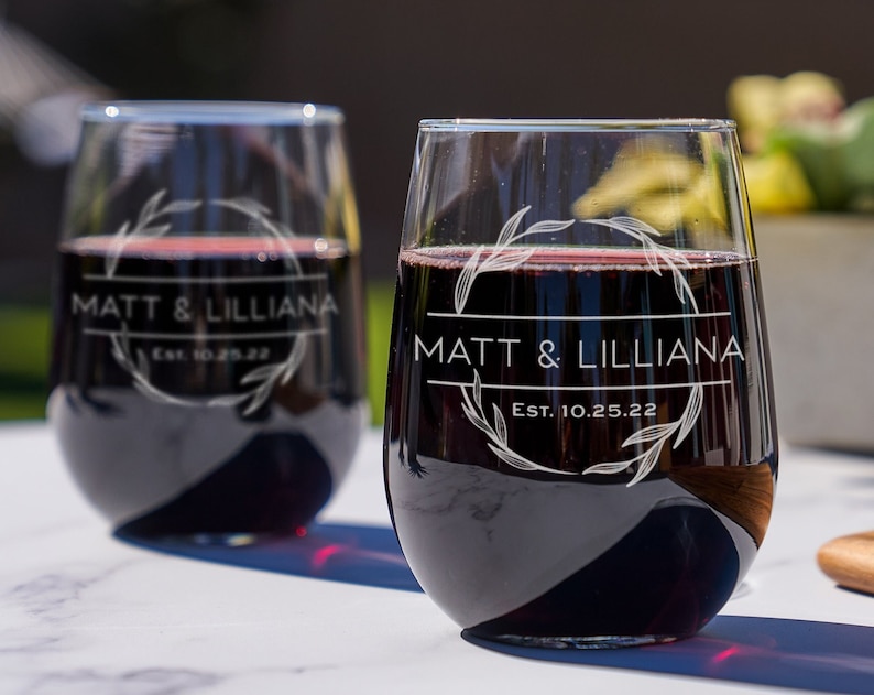Personalized Stemless Wine Glass for Couples - Etched Wine Glasses, Custom Names with Wreath Border, Dating Anniversary Gifts, Design: N8