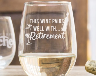 Bicchiere da vino senza stelo celebrativo per la pensione, possibilità di aggiungere testo personalizzato sul retro, regali per pensionati, regalo di pensione, design: RETIRED5