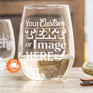 Op de afbeelding: Een helder glazen wijnglas met de tekst "Your Custom Text or Image HERE" gegraveerd aan de zijkant.