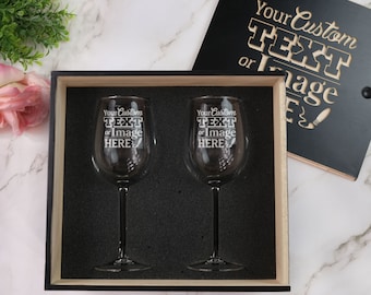 Coffret de verres à vin gravés à l'eau-forte - cadeaux de fiançailles, de mariage ou d'anniversaire, à personnaliser avec votre texte, logo ou motif, motif : PERSONNALISÉ