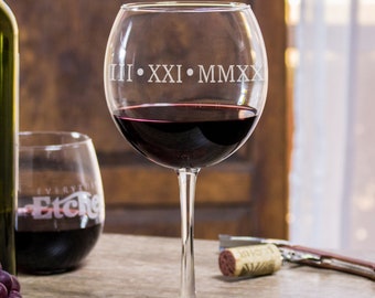 Personalisiertes Weinglas - Kundenspezifisches Datum | römische Ziffern Datum | Minimalistisches Weinglas | Geschenke für Sie oder Ihn, Motiv: NUMERALS