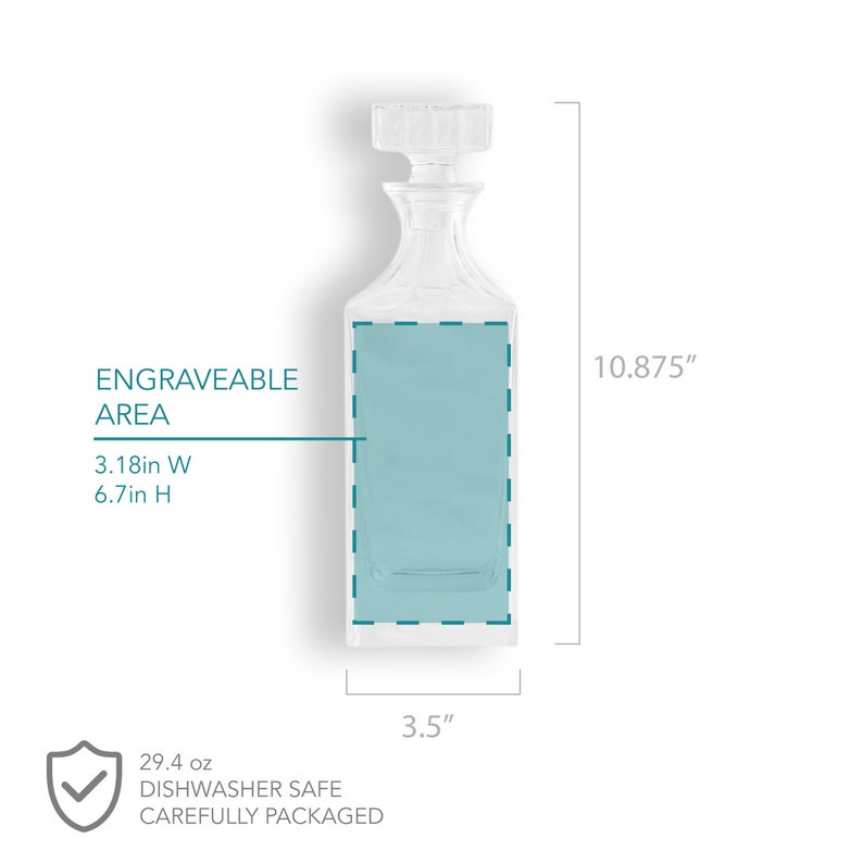 Pode incluir: Uma garrafa de vidro transparente com uma rolha quadrada. A garrafa tem 27,6 cm de altura e 8,9 cm de largura. A garrafa tem uma &aacute;rea grav&aacute;vel de 8,1 cm de largura e 17 cm de altura. A garrafa &eacute; lav&aacute;vel na m&aacute;quina de lavar lou&ccedil;a e tem uma capacidade de 875 ml.