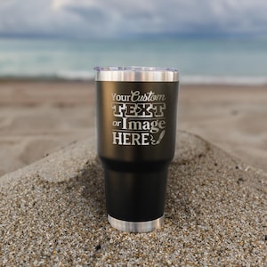 Vaso grabado personalizado - Vaso grabado de 30 oz / Agregue logotipo, texto o ilustración personalizados / Botellas de agua personalizadas, Regalos para él, Diseño: PERSONALIZADO