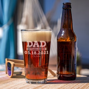 Beer Glass Gifts for New Dad Men Husband Dad to Be First Time Father Christmas Father’s Day from Wife Family Friends Dad Est 2021 15Oz Funny Drinking Glass for Beer Wine Water Cocktail 