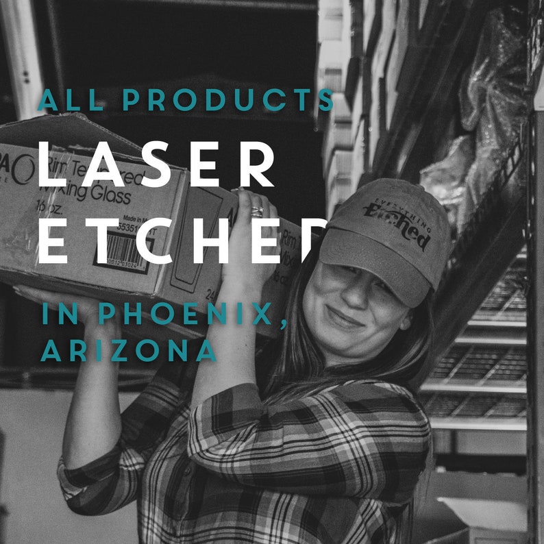 Pode incluir: Uma mulher est&aacute; segurando uma caixa de papel&atilde;o com o texto "ALL PRODUCTS LASER ETCHED IN PHOENIX, ARIZONA" impresso nela. Ela est&aacute; vestindo uma camisa xadrez preto e branco e um bon&eacute; de beisebol preto com o texto "EVERYTHING ETCHED" impresso nele.