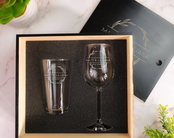 Coffret cadeau vin et bière de mariage personnalisé pour un couple | Coffret gravé personnalisé pour cadeau d'anniversaire | Ensemble de verres gravés pour couples, modèle : N8