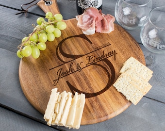 Round Engraved Cheese Board - Personalized Cheese Board Wedding Gift for Couple, Monogram Charcuterie, Family Name Gift, Design: K3