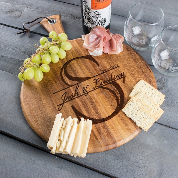 Round Engraved Cheese Board - Personalized Cheese Board Wedding Gift for Couple, Monogram Charcuterie, Family Name Gift, Design: K3