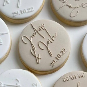 Sello de galleta personalizado para bodas: personalice un grabador moderno con sus iniciales y fecha, ideal para regalos de boda o compromisos.