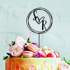 Adorno personalizado para tarta de boda en forma de corazón - Decoración para tarta de boda - Adornos para tarta de madera, oro y acrílico negro - Tarta moderna