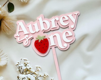 Adorno para tarta de primer cumpleaños con diseño de bayas// Adorno para tarta de fresa/ Dos adornos dulces/ Un nombre personalizado/ Adorno