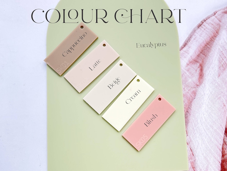 K&ouml;nnte beinhalten: Farbkarte mit sechs Acrylmustern in verschiedenen Farbt&ouml;nen von Rosa, Beige und Braun. Die Farben sind mit "Cappuccino", "Latte", "Beige", "Creme", "Blush" und "Eukalyptus" beschriftet.