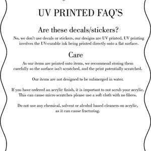 Puede incluir: Imagen en blanco y negro con el texto "Creating Monkies" en la parte superior. El texto debajo dice "UV PRINTED FAQ'S" y responde preguntas sobre calcoman&iacute;as, cuidado y acabados acr&iacute;licos. La imagen est&aacute; enmarcada con un borde decorativo.