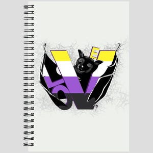 以下が含まれることがあります： 後ろに黄色、紫、白のストライプのある黒いコウモリ。コウモリはストライプを足で持っています。ストライプはノンバイナリープライドフラッグの色です。背景は薄いグレーで、白いクモの巣模様があります。