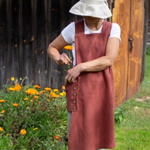 Linen cobbler garden apron. Full apron. Linen tabard. Garden dress apron. Many colors, regular and plus sizes. Gift for gardener. image 4