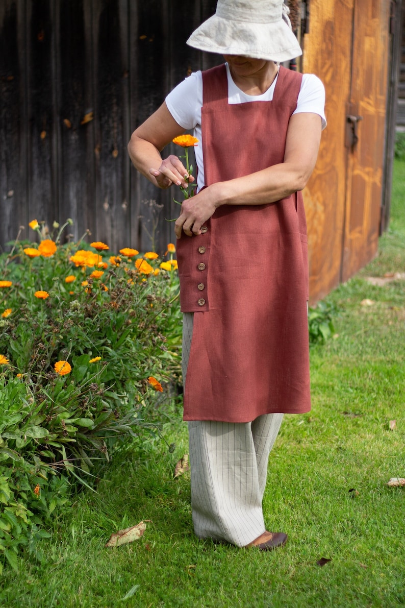 Linen cobbler garden apron. Full apron. Linen tabard. Garden dress apron. Many colors, regular and plus sizes. Gift for gardener. image 4
