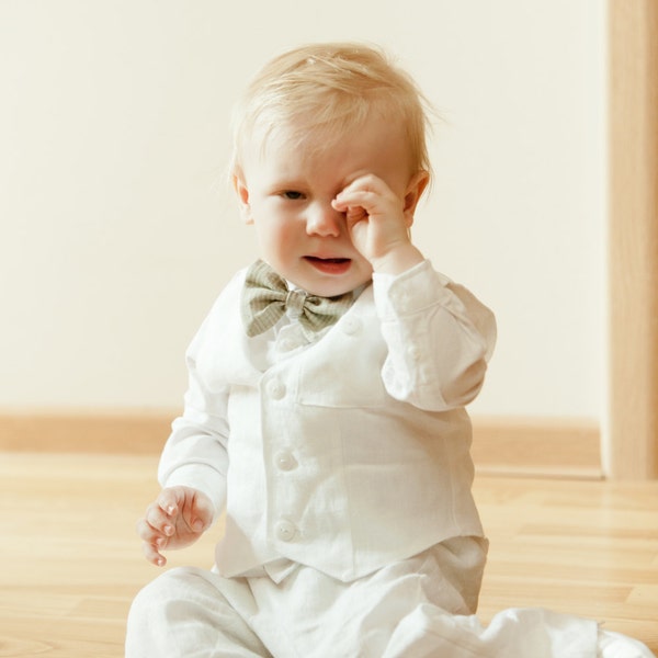 Witte linnen jongen doopoutfit – vest, broek en strikbroche. Vele kleuren en maten