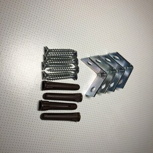 Op de afbeelding: Hardware kit met zilveren schroeven, bruine pluggen en zilveren metalen hoekbeugels. De schroeven zijn ongeveer 2,5 cm lang. De hoekbeugels hebben voorgeboorde gaten. Ideaal voor doe-het-zelf projecten.