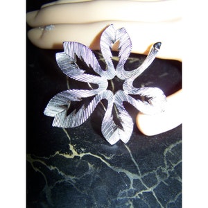 broche vintage Silver Pin Tone 2 1/4 » Beauté!