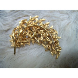 BSK Vintage Leaf Pin Brooch Gold Tone 2 1/4&quot;
