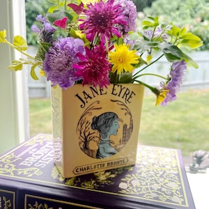 Vaso in ceramica per amanti dei libri, Decorazione letteraria, Regalo per lettori, Libro a scelta, Dipinto a mano, Vaso per matrimoni, Centrotavola personalizzato