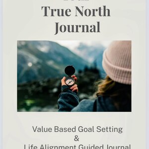 Puede incluir: Un diario titulado "Your True North Journal" con el lema "Value Based Goal Setting & Life Alignment Guided Journal". La imagen muestra a una persona sosteniendo una brújula en un paisaje montañoso, sugiriendo un tema de autodescubrimiento y guía.