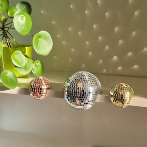 Scultura galleggiante/appendiabiti a forma di palla da discoteca