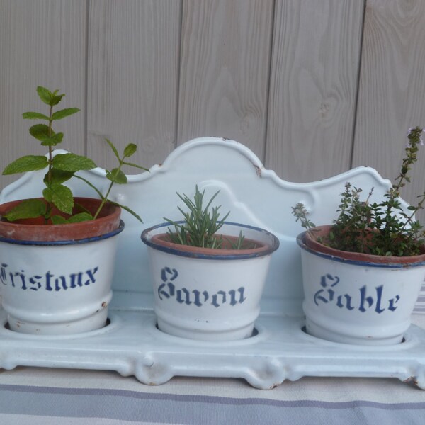 Ensemble de trois Français shabby chic vintage émail blanc pots avec jantes bleus et une étagère/plante pots/herbe pots/cuisine/décoration