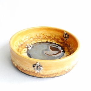 Keramische kom met bijendecoratie, met de hand gegooid en geglazuurd - studioaardewerk - aardewerken kom