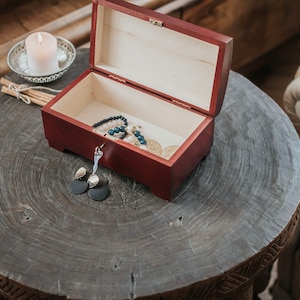 Mahogany wooden keepsake box